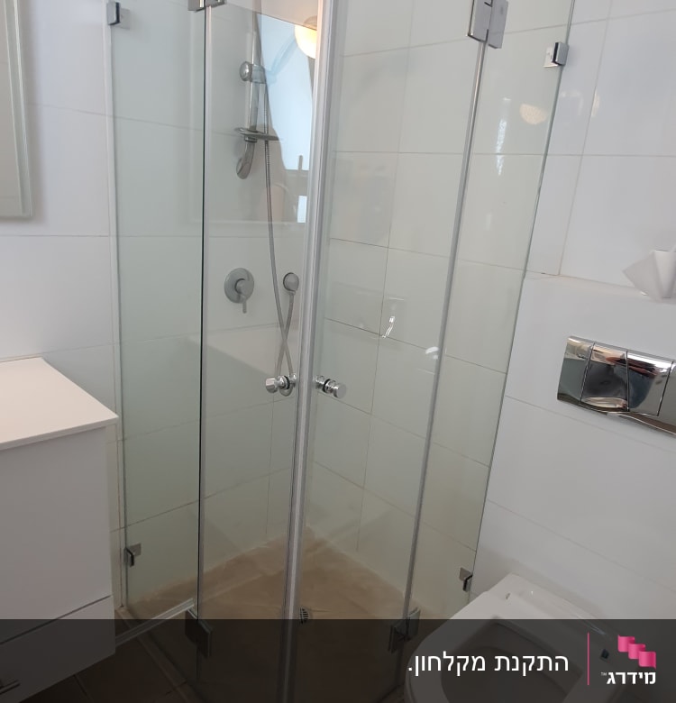 מקלחון זכוכית עם ראש מקלחת וכפתורי שליטה